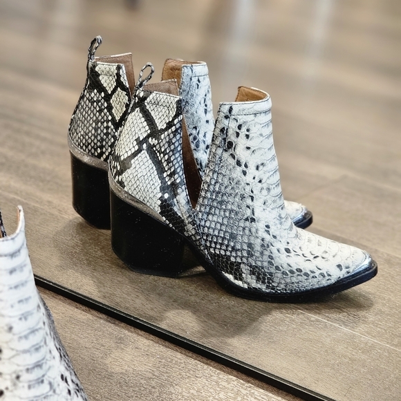 Jeffrey Campbell Cromwell Black White Snakeskin Western Leather Ankle Bootie - Picture 4 of 12